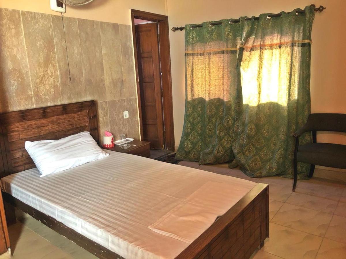 Babar House Hotel Faisalabad Luaran gambar
